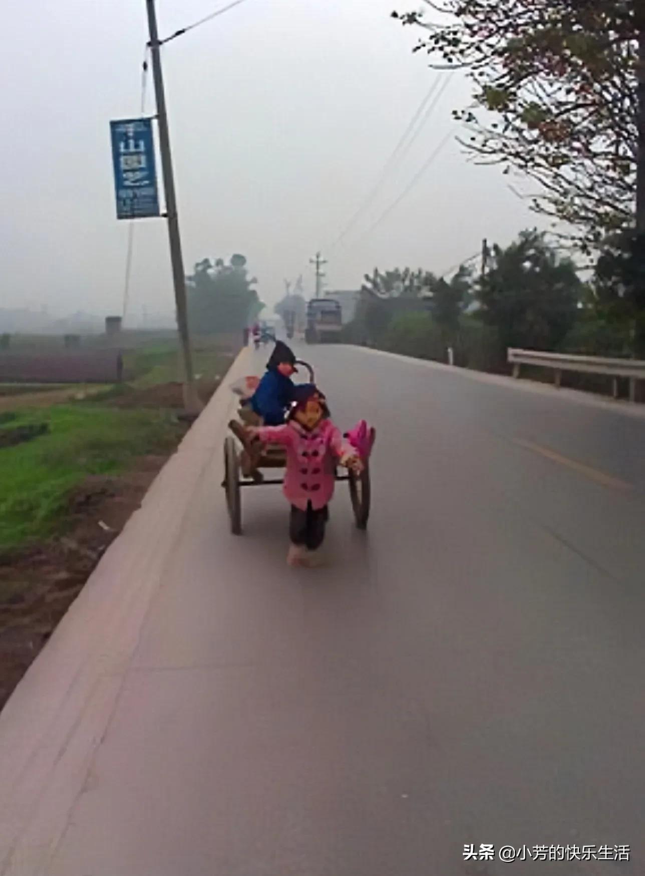 山东16岁女孩3度卖血养活继父一家7口，惨死后3个哥哥披麻戴孝