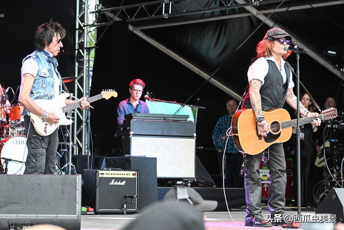 约翰尼-德普在芬兰布鲁斯音乐节演出，激情四起，燃炸全场