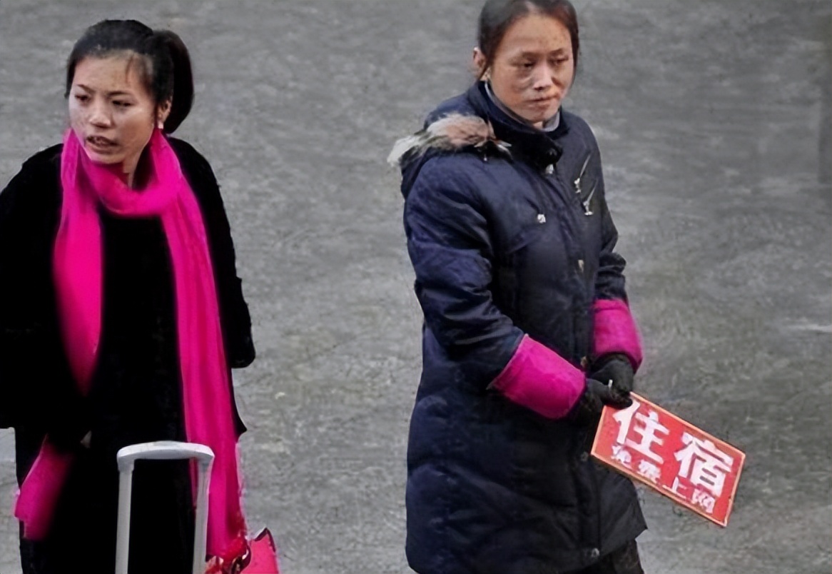 火车站广场附近有很多大妈拉客,她们主要靠什么赚钱?