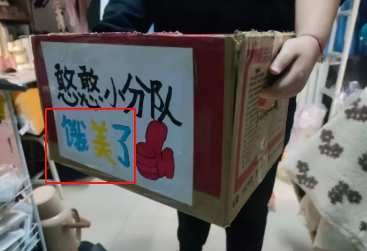 西北大学禁止学生食堂就餐，每个寝室派代表打饭，“饭桶”成亮点