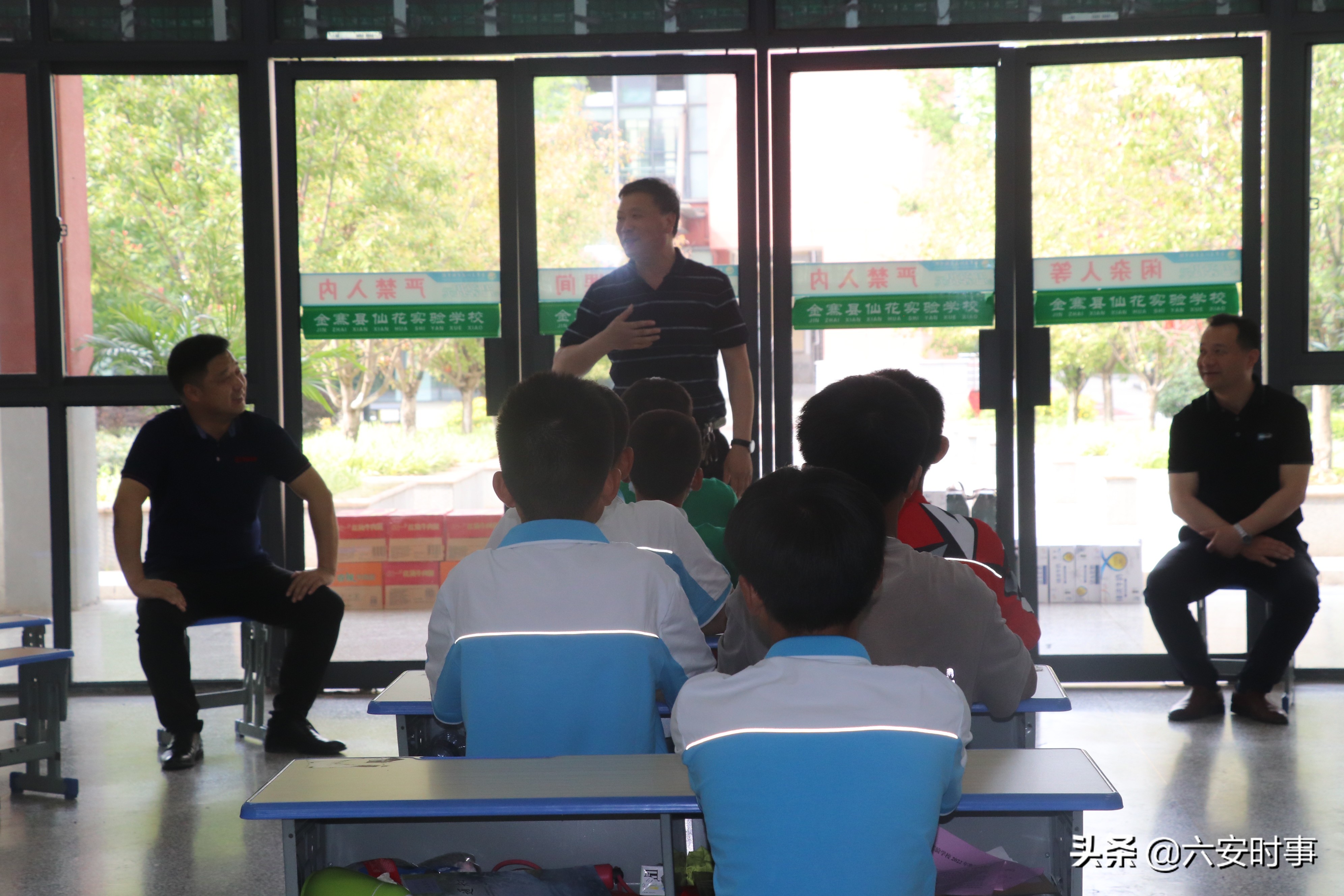 情系特困学生，关爱青年教师——金寨县教育局关工委深入仙花实验学校开展关爱活动