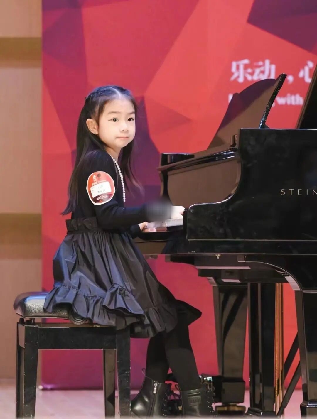 戚薇6岁女儿化妆好美，参加钢琴比赛有名媛范，李承铉现身帮打气