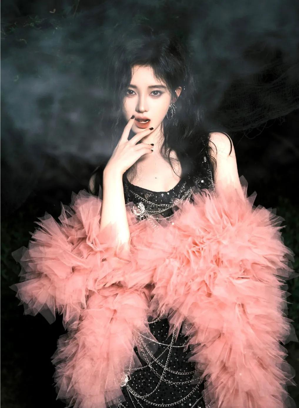 拥有兔子耳朵的鞠婧祎，可爱加倍，哪张美照让你眼前一亮呢？