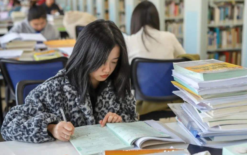 河南二胎宝妈去考研，家人拉横幅“催三胎”，妥妥的人生赢家