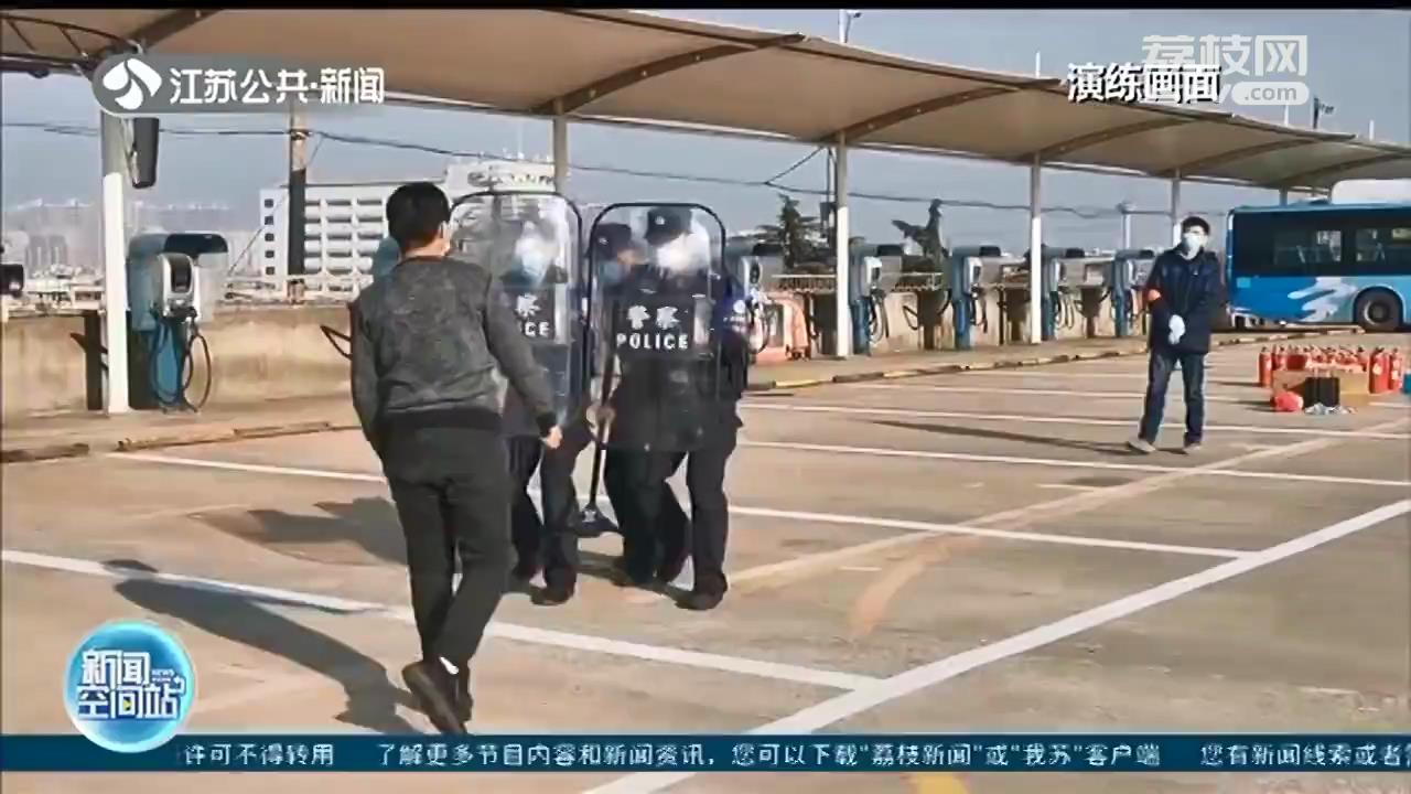 乘客拎违禁品上车还威胁司机 应急演练告诉你可以这样沉着应对