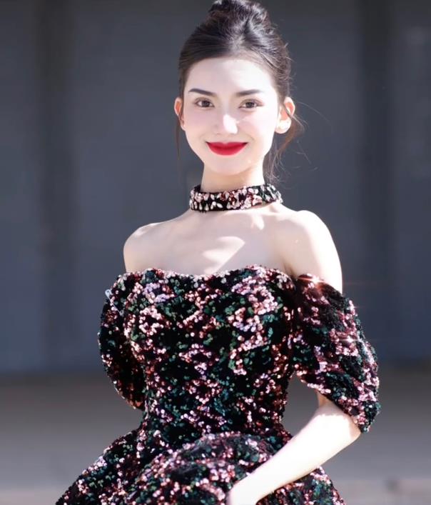 大学运动会举牌女生颜值高，好似迪士尼在逃公主，男生目不转睛