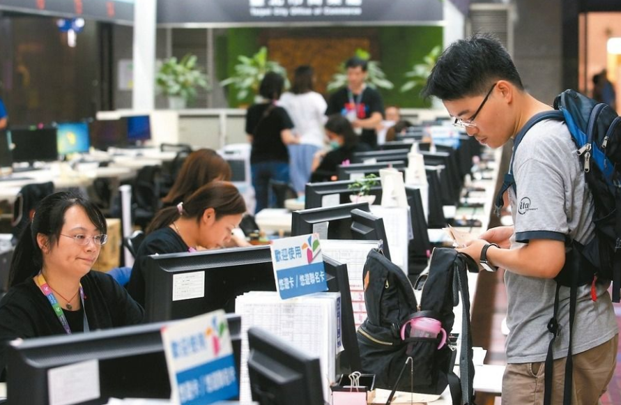 公务员“年龄限制”被打破？实行报考新标准，网友评论一边倒