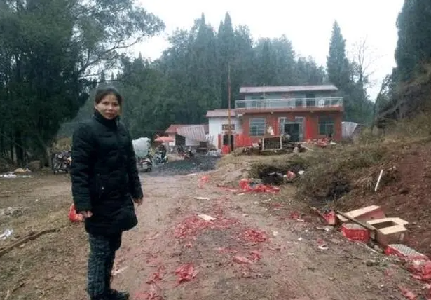 人大学霸考公考研失败，嫁贫苦光棍生6娃，校友集资20万给她建房