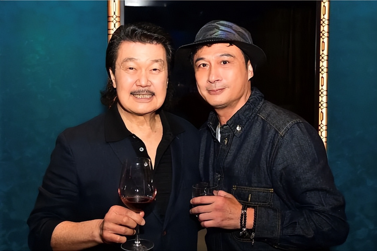79岁杨受成出席庆功宴！谢霆锋张学友让出C位，明星云集有人喝醉