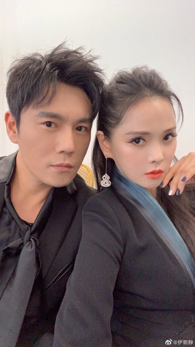 伊能静晒一家三口迎接圣诞，小米粒开心歌唱，正脸曝光像爸爸秦昊