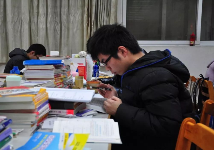 大学里最难熬的6个专业，学生吐槽比高三还累，学生：我想回高中