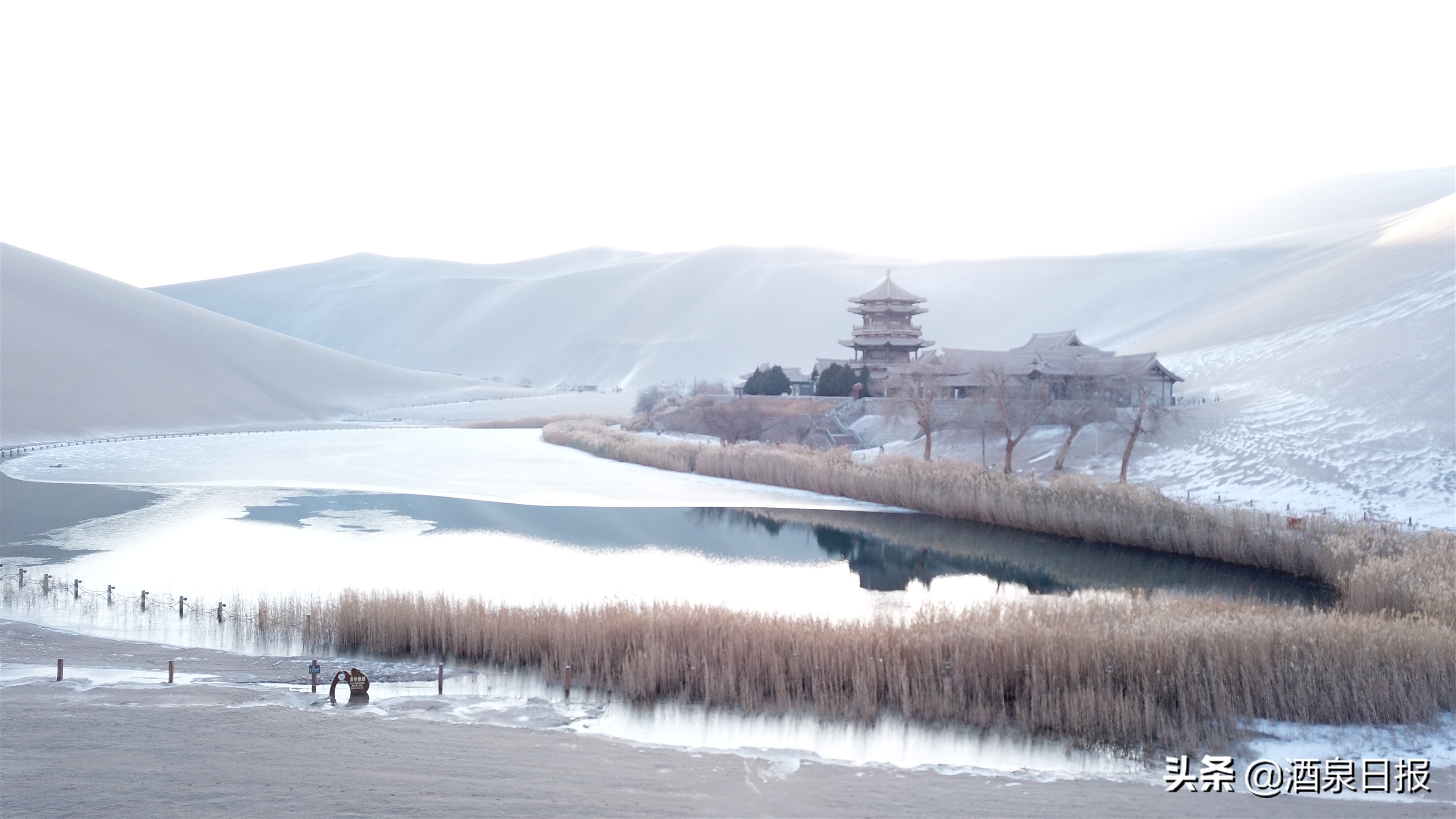 雪落敦煌寂静无声 大漠山泉如诗如画