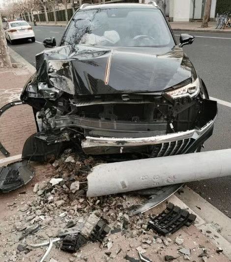 红旗HS5怒撞电线杠，晒出后，网友：还是国产车结实