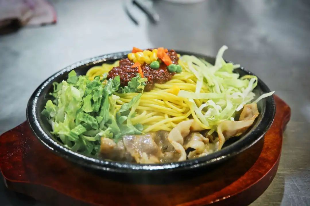 湖北这所大学：5大食堂、高档公寓，吃住条件相当好，出门是地铁