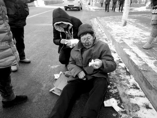 2013年老奶奶自己摔倒讹上小孩，不仅没有讹到钱还让儿子坐了牢