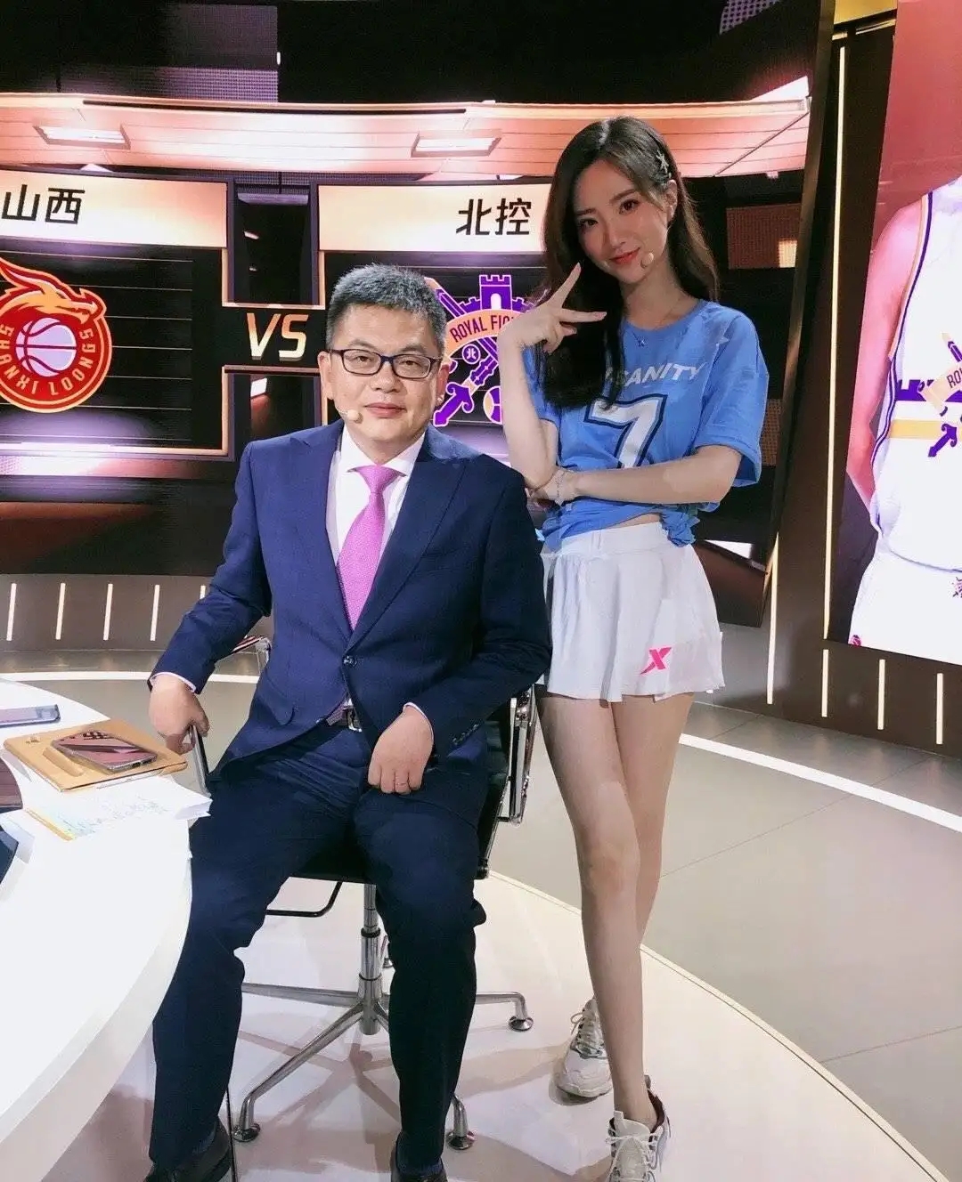 美娜在cba解说哪个队(玩转CBA与NBA，美娜和小七佳依以及张曼源等，谁是篮球主播一姐？)