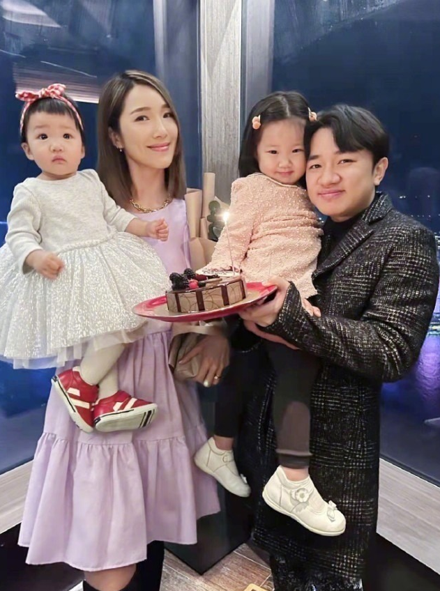 王祖蓝晒俩女儿萌态，天韵和妹妹分享冰墩墩，可爱懂事越长越漂亮