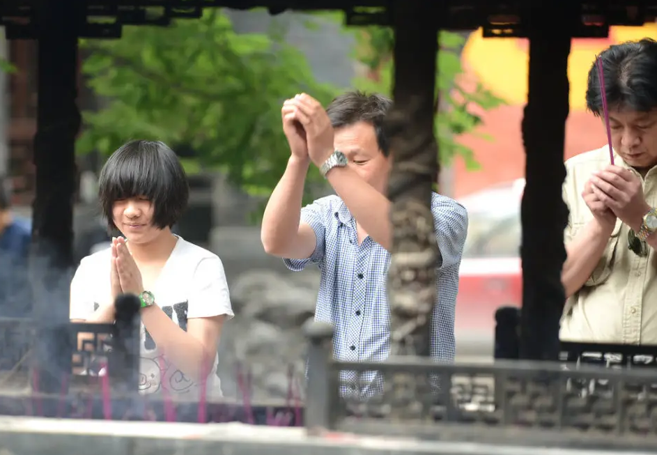 父母为孩子“高考”做过哪些事？穿旗袍并不稀奇，紫色裤衩更奇怪