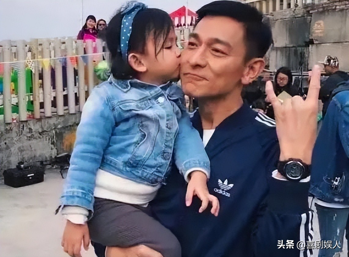 同样是老来得子，金士杰拼命拍戏不敢老，刘德华安享天伦之乐