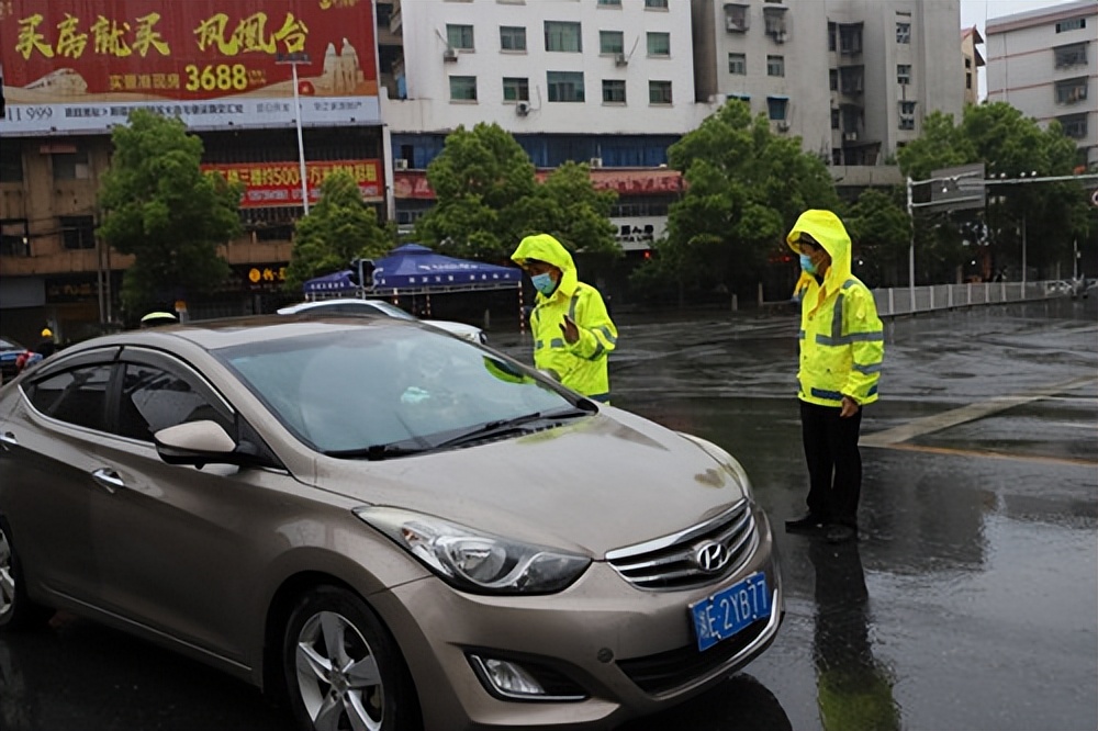 疫情在前，交警不退！新邵抗疫一线的那抹“荧光绿”