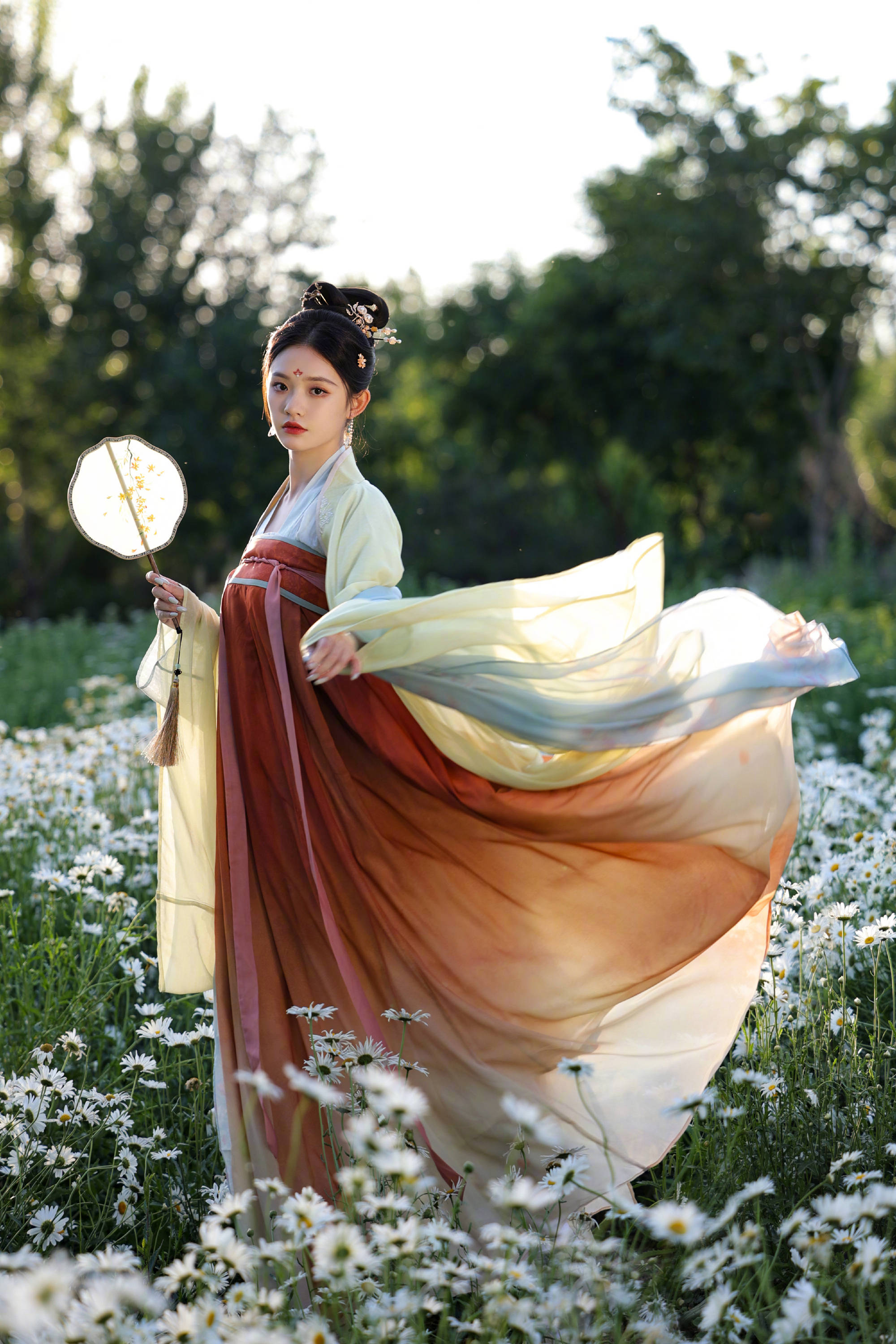 林允晒花间古装大片 手执蒲扇长裙飘逸心动满分