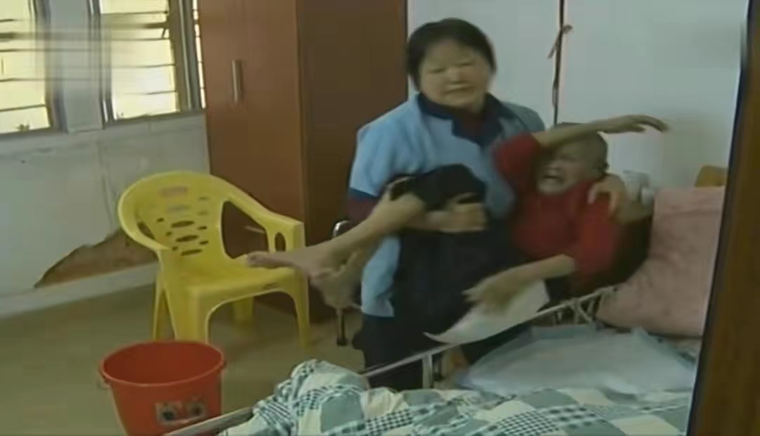 广东男子高考落榜，在家“悟道”20年，其母痛哭下跪：找个班上吧