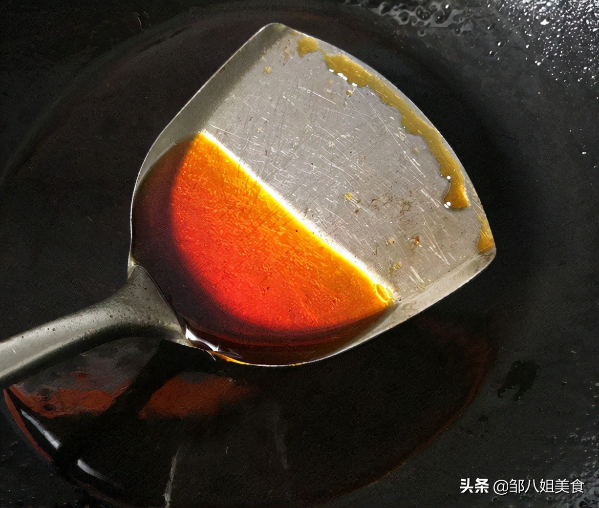 炒糖色，用水还是用油？教你正确做法，糖色红亮不糊，很简单