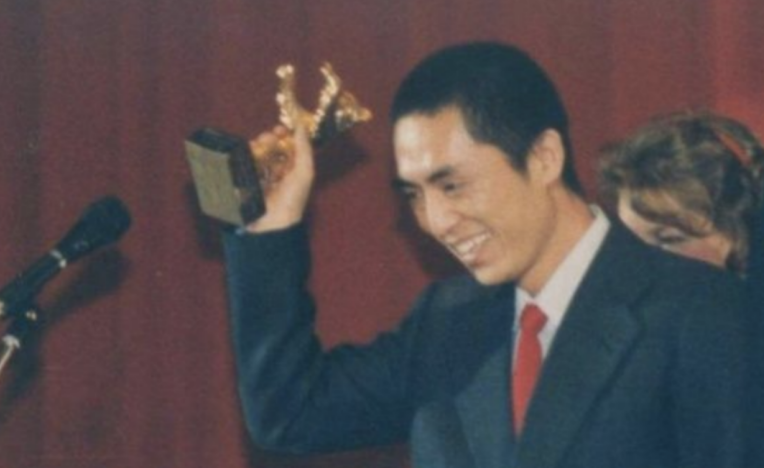 同是第五代顶流导演，把冯小刚张艺谋放在一起对比，差距就出来了