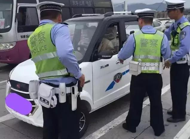 12月两轮、三轮电动车、老年代步车上路，各地交警严查违章行为