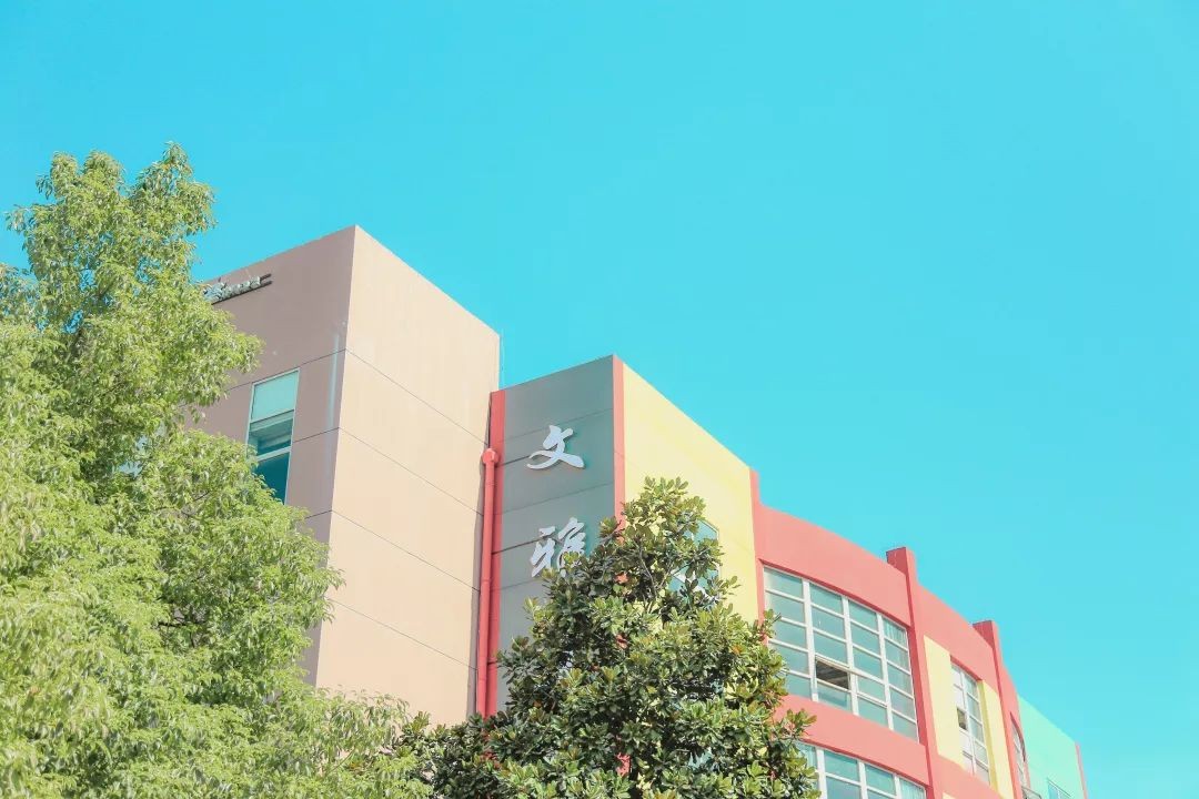 湖北这所大学：5大食堂、高档公寓，吃住条件相当好，出门是地铁