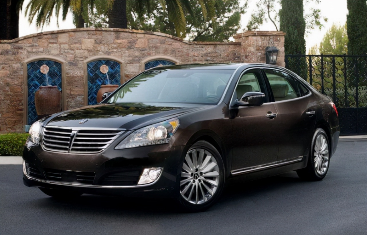 现代雅科仕这款车是一款韩系的高端车,但看上去就像是一个杂牌车型一