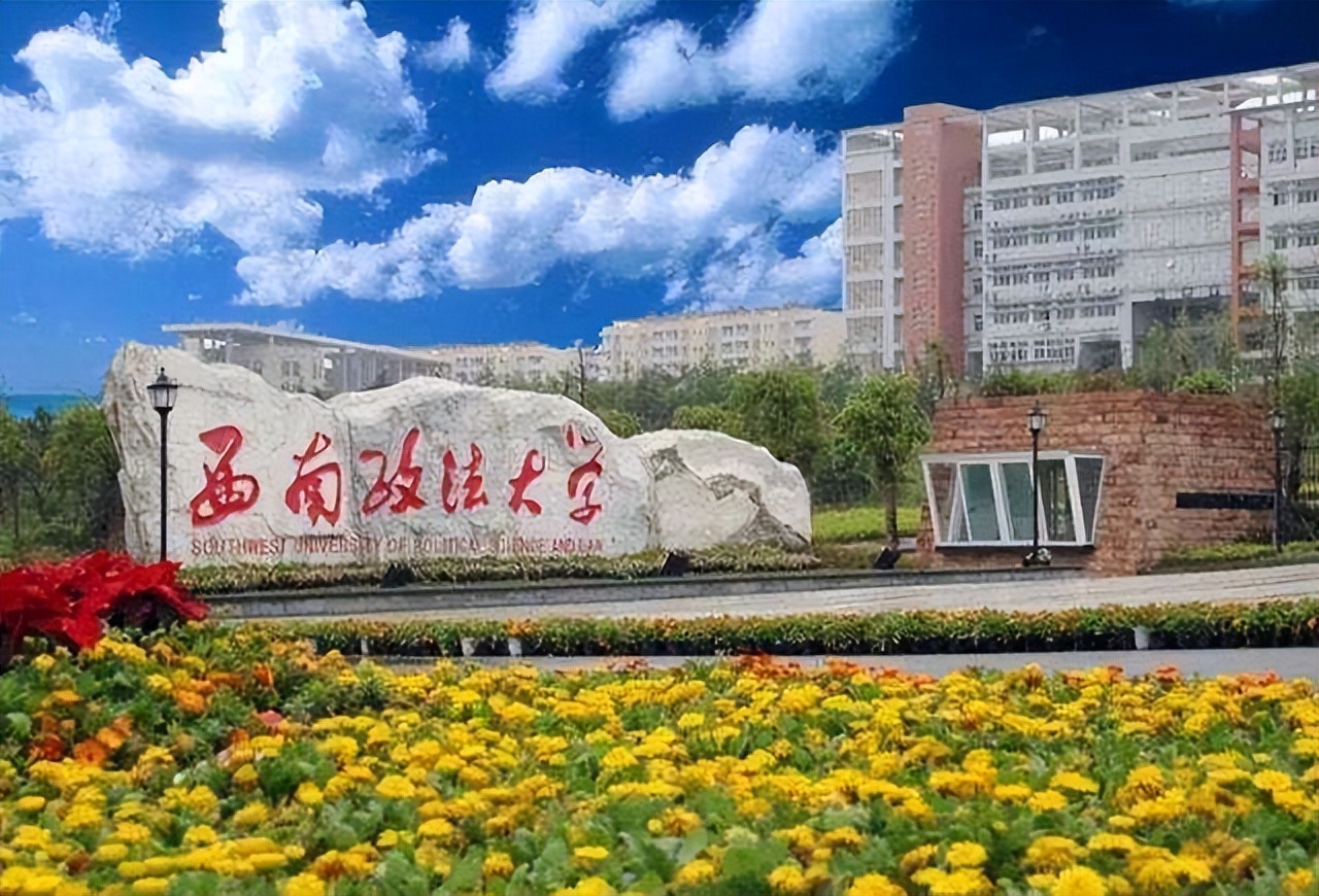 “唐山打人”事件后，一大学生为其辩解，校方处分后认怂道歉