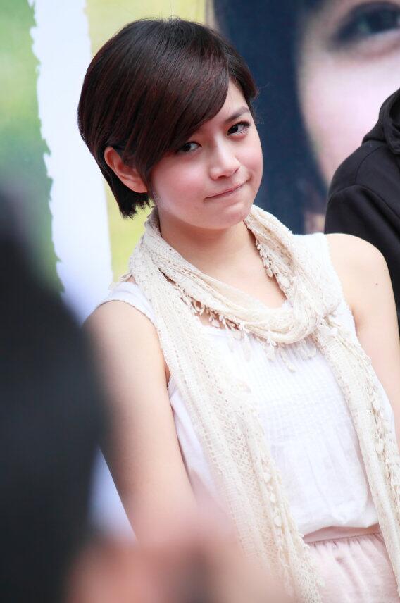 被陈妍希的“短发”造型美到了，减龄又少女，很有初恋感