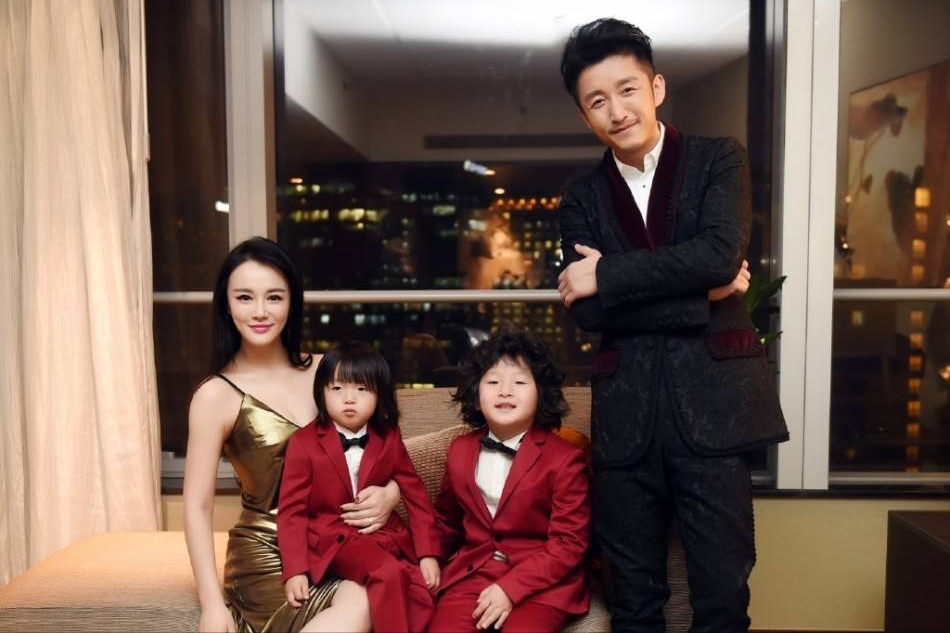 从央视辞职，甘心做丈夫背后的女人，她的婚姻生活有苦也有泪