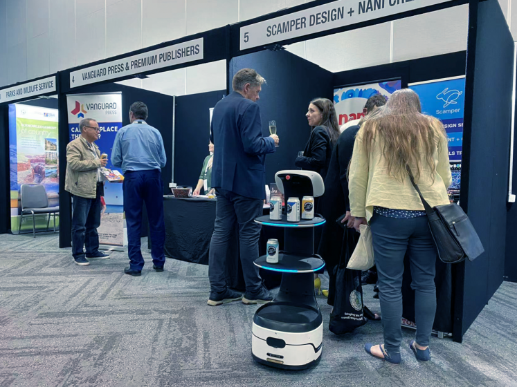 擎朗智能旗下多款配送机器人、消毒机器人亮相西澳旅游大会