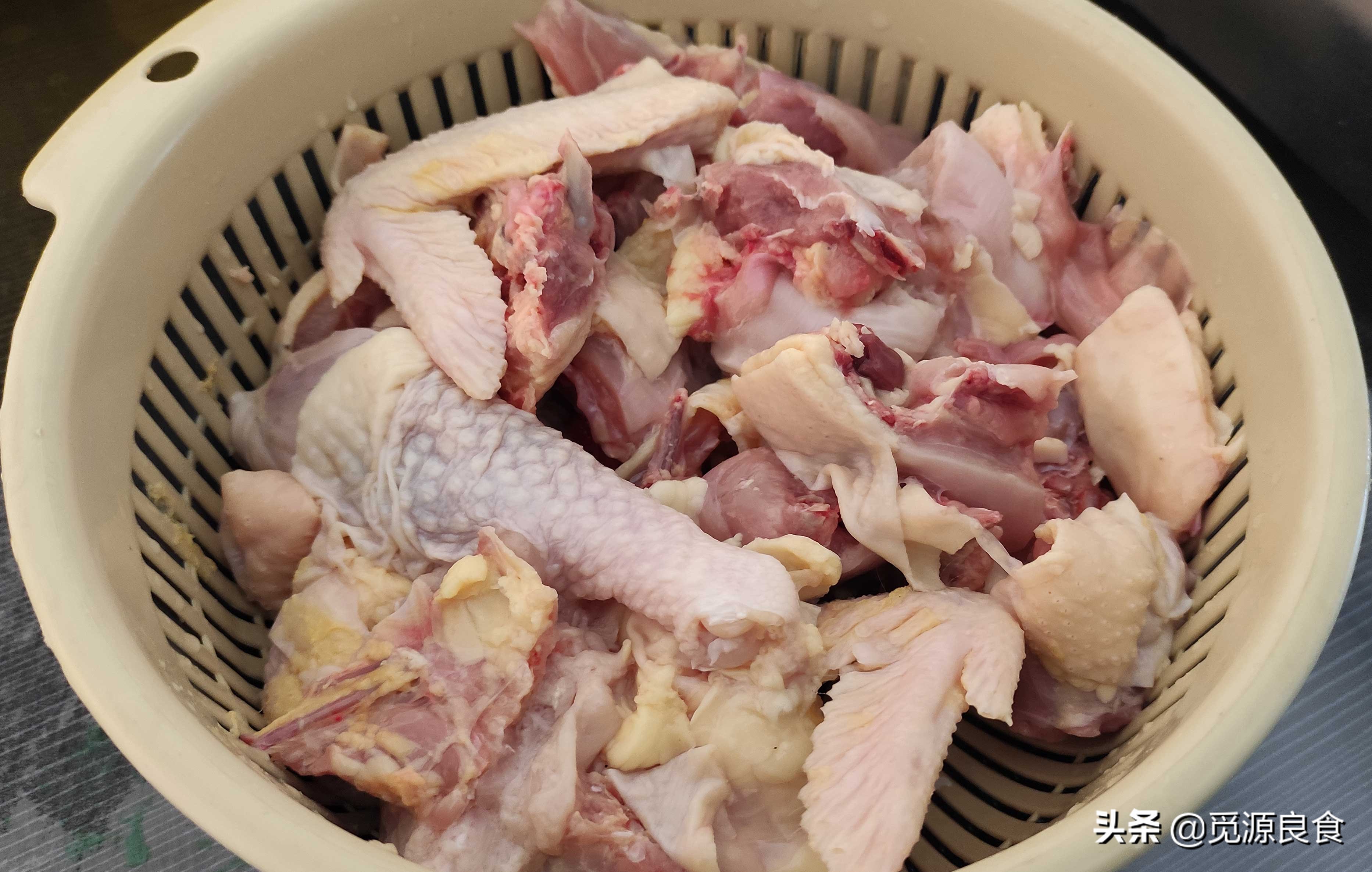 春季做菜，这样炖鸡汤好吃，牢记“3不放5窍门”，鸡汤有特色汤鲜