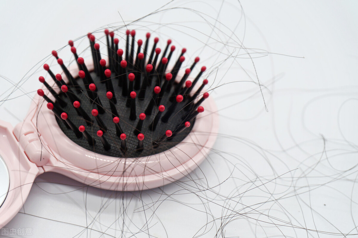 年纪轻轻就白了头，白发还能变黑吗？4类食物，助你养出乌黑亮发