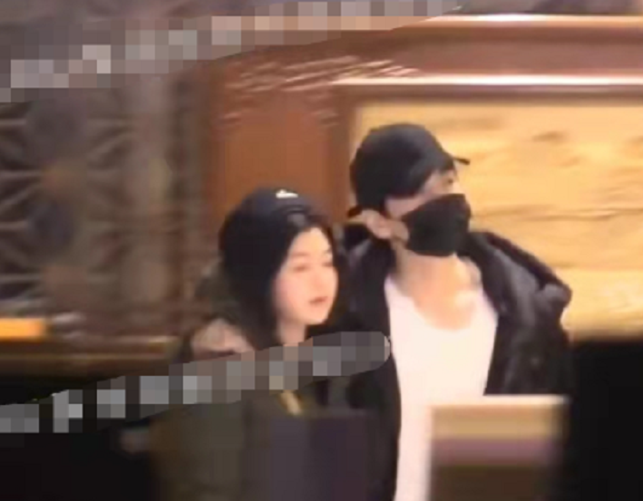 陈妍希一家三口罕同框！与陈晓依偎场面甜，儿子眉眼与爸似复制