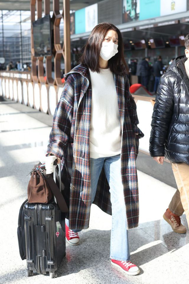 袁咏仪夫妇走机场，穿格子元素“情侣装”大秀恩爱，甜蜜又时髦