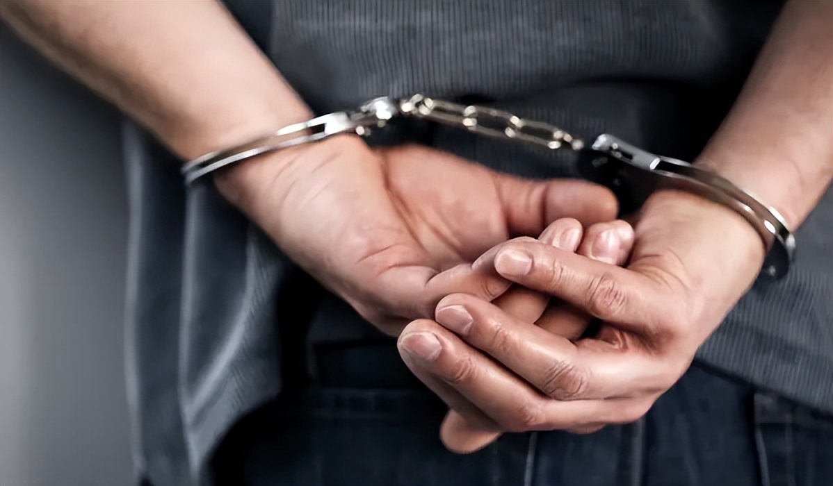 “爸，FBI说我涉嫌犯罪！”学霸女儿哭着从国外打来电话