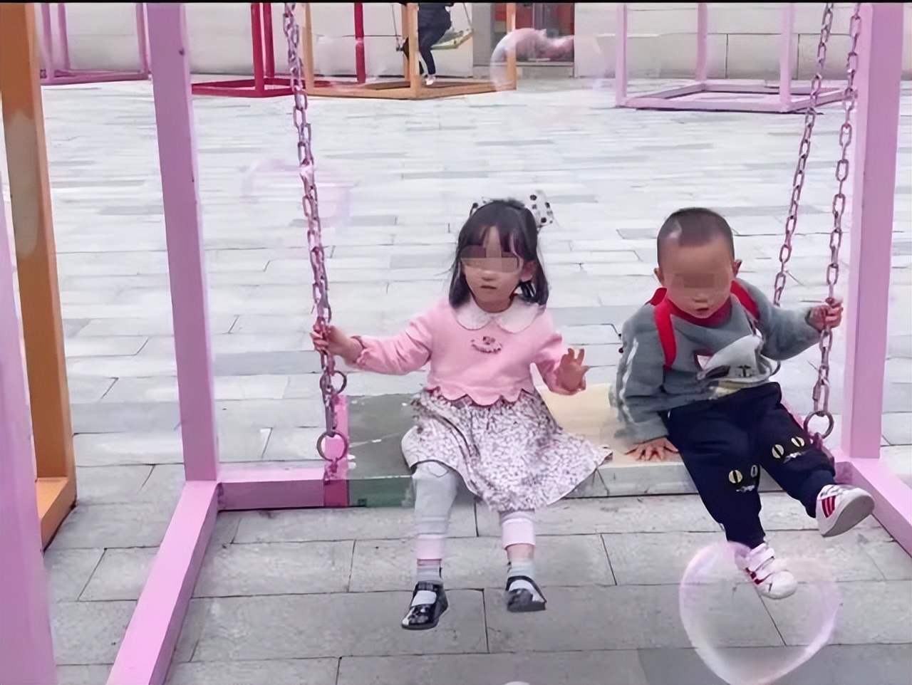 2020年重庆父亲联手女友将俩孩子扔下楼，后获死刑，生母过得如何