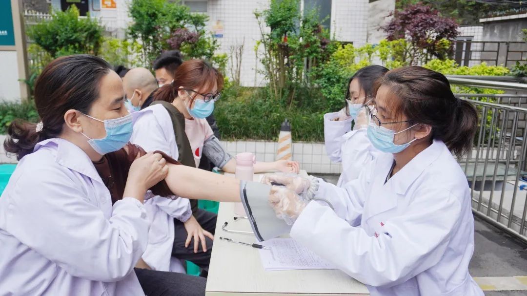 「白衣传情，为爱之名」犍中医无偿献血28100ml