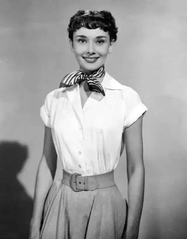 年轻时美貌惊人，晚年干瘦满脸皱纹依然优雅，赫本才是永远的女神