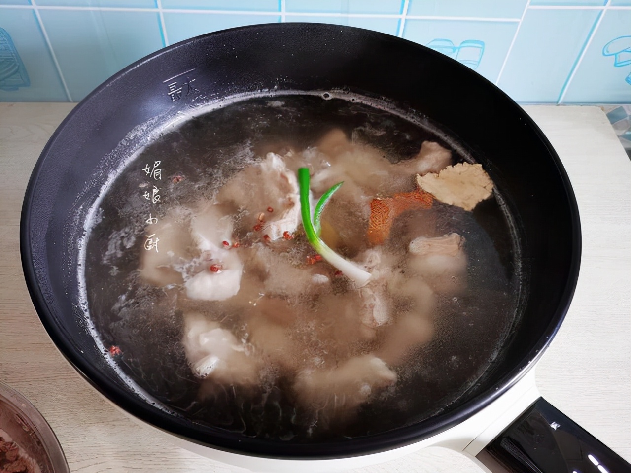 冬天做羊排炖萝卜记得加4样香料就够，汤清鲜美，羊肉香软不膻