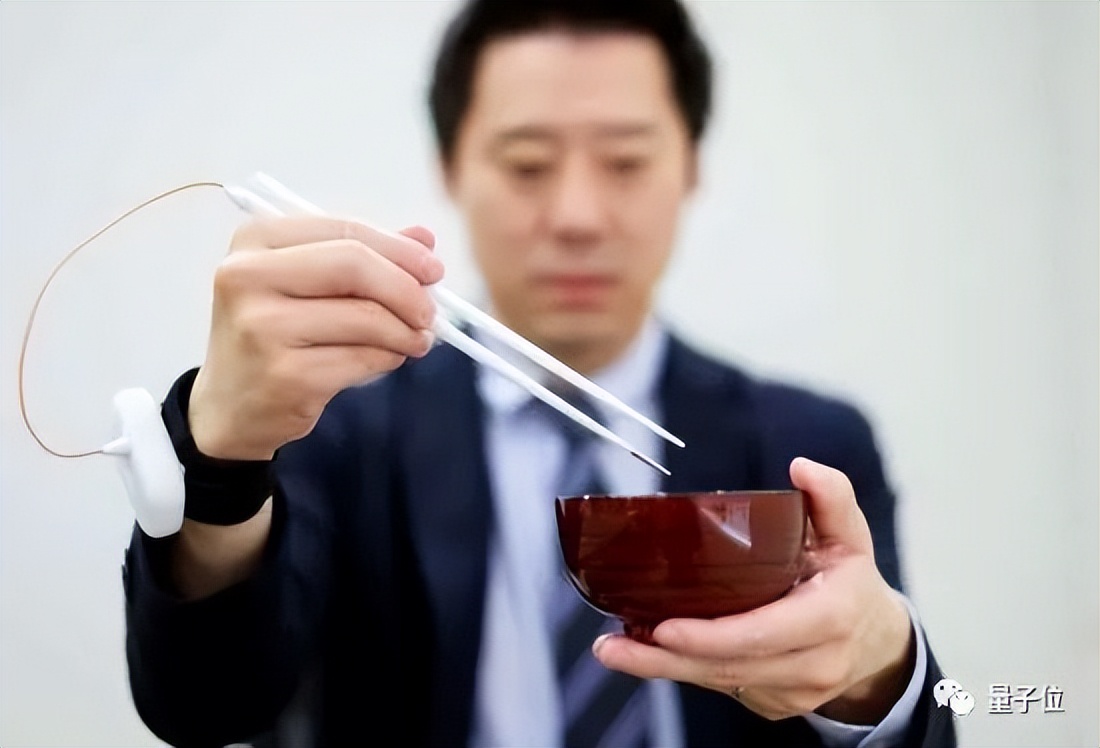 日本教授发明增咸筷子，少盐食物也有滋味！曾发明舔屏尝味电视