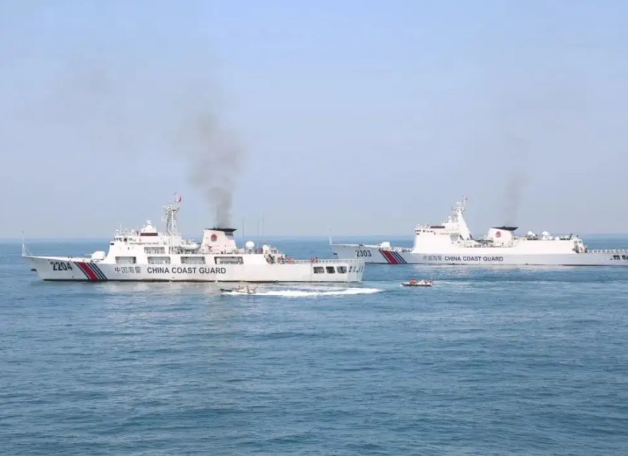 日本漁船闖入釣魚島領海，中國海警船現場執法，捍衛國家領土主權