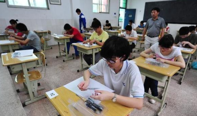 高考当天穿衣服也有讲究？老师建议别穿校服，原因不仅是防作弊