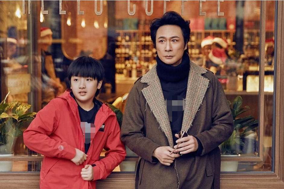 60岁吴镇宇幼儿照罕曝光！不穿衣服趴垫子上，脸颊肉嘟嘟眼睛好大