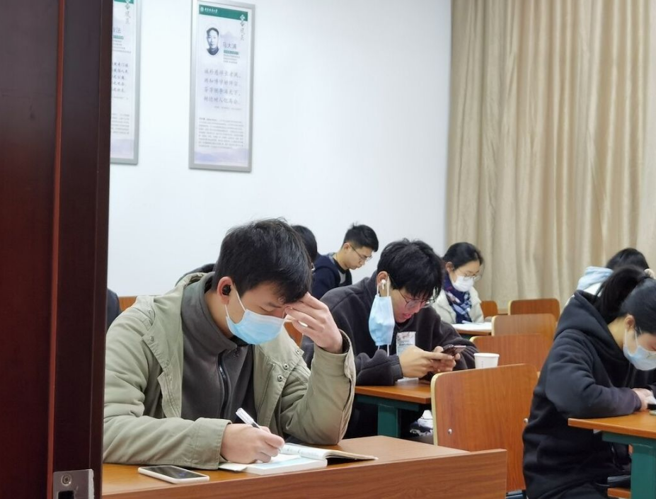 中国烟草公开招聘正式工，年薪高达六位数，有3类学生会优先录取
