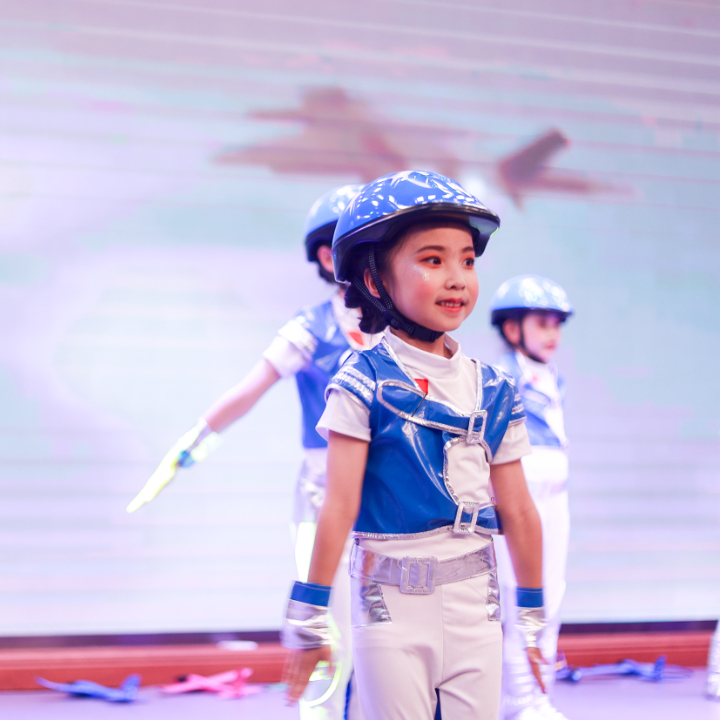 天府新区华阳实验小学举行“童星耀五月·艺术绽花开”群舞比赛